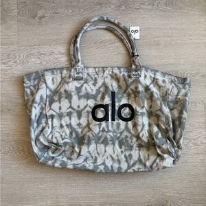 ALO Yoga Gray and White Patterned Tote Bag